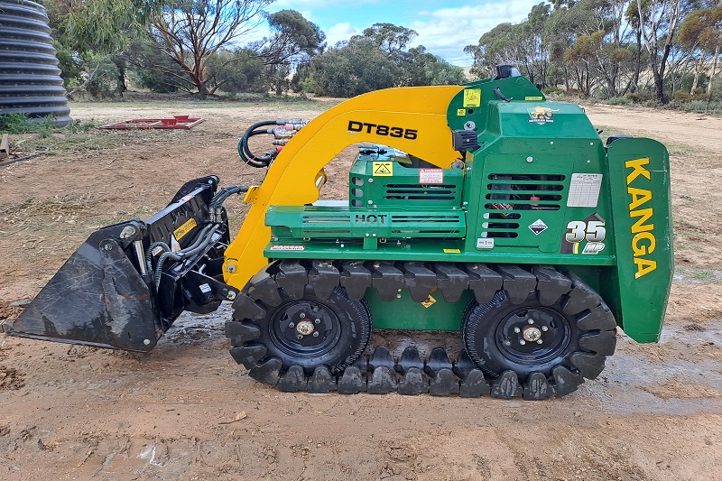 Kanga Loader with bucket for dry hire